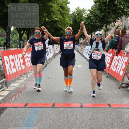 14.06.2026 - REWE Women's Run Strokosch-Dieckow http://msf.ph/oto/9788095 14.06.2026 10:27:02 Ziel 10484, 11230, 11232 meine-sportfotos.de