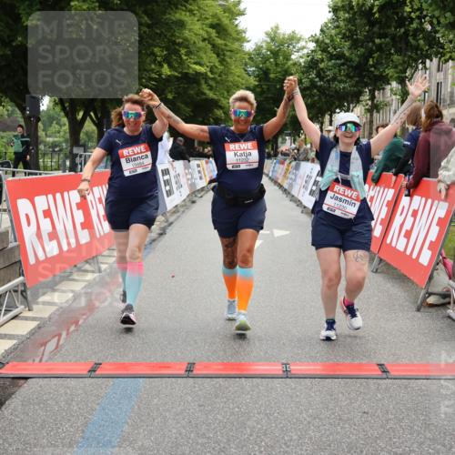 14.06.2026 - REWE Women's Run Strokosch-Dieckow http://msf.ph/oto/9788096 14.06.2026 10:27:02 Ziel 10484, 11230, 11232 meine-sportfotos.de