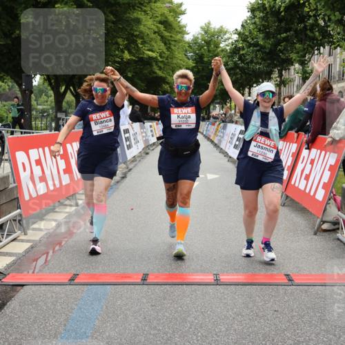 14.06.2026 - REWE Women's Run Strokosch-Dieckow http://msf.ph/oto/9788097 14.06.2026 10:27:02 Ziel 10484, 11230, 11232 meine-sportfotos.de
