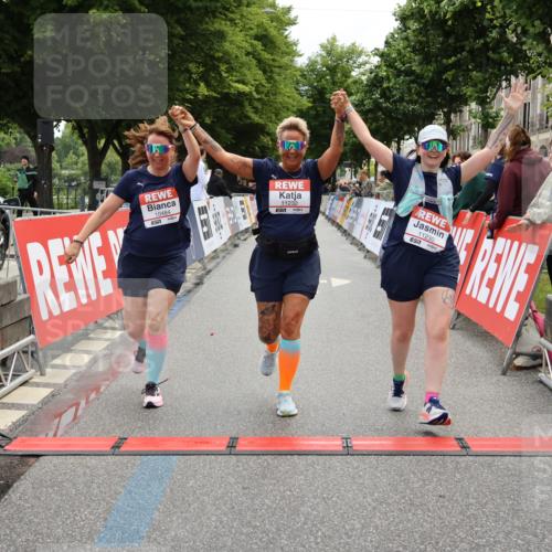 14.06.2026 - REWE Women's Run Strokosch-Dieckow http://msf.ph/oto/9788098 14.06.2026 10:27:02 Ziel 10484, 11230, 11232 meine-sportfotos.de
