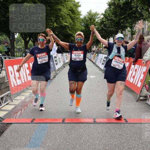 14.06.2026 - REWE Women's Run Strokosch-Dieckow http://msf.ph/oto/9788099 14.06.2026 10:27:02 Ziel 10484, 11230, 11232 meine-sportfotos.de