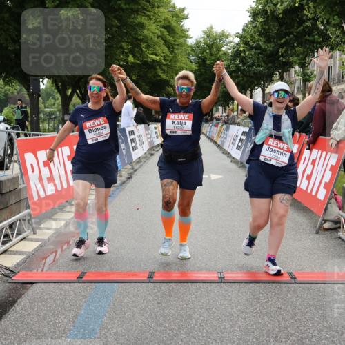 14.06.2026 - REWE Women's Run Strokosch-Dieckow http://msf.ph/oto/9788100 14.06.2026 10:27:03 Ziel 10484, 11230, 11232 meine-sportfotos.de