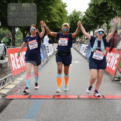 14.06.2026 - REWE Women's Run Strokosch-Dieckow http://msf.ph/oto/9788101 14.06.2026 10:27:03 Ziel 10484, 11230, 11232 meine-sportfotos.de