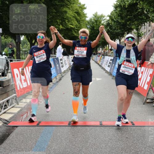 14.06.2026 - REWE Women's Run Strokosch-Dieckow http://msf.ph/oto/9788102 14.06.2026 10:27:03 Ziel 10484, 11230, 11232 meine-sportfotos.de