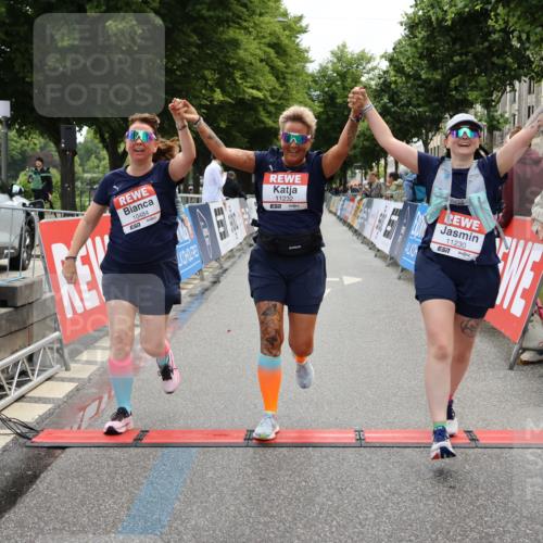 14.06.2026 - REWE Women's Run Strokosch-Dieckow http://msf.ph/oto/9788103 14.06.2026 10:27:03 Ziel 10484, 11230, 11232 meine-sportfotos.de