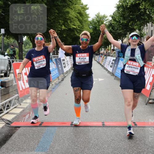 14.06.2026 - REWE Women's Run Strokosch-Dieckow http://msf.ph/oto/9788104 14.06.2026 10:27:03 Ziel 10484, 11230, 11232 meine-sportfotos.de
