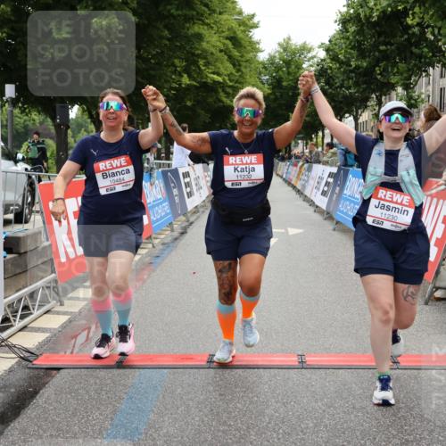 14.06.2026 - REWE Women's Run Strokosch-Dieckow http://msf.ph/oto/9788105 14.06.2026 10:27:03 Ziel 10484, 11230, 11232 meine-sportfotos.de