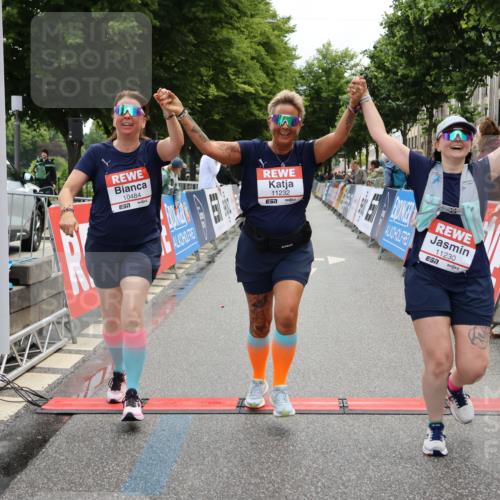 14.06.2026 - REWE Women's Run Strokosch-Dieckow http://msf.ph/oto/9788106 14.06.2026 10:27:03 Ziel 10484, 11230, 11232 meine-sportfotos.de