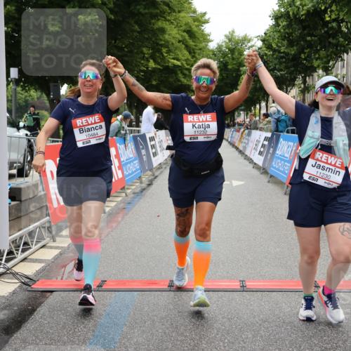 14.06.2026 - REWE Women's Run Strokosch-Dieckow http://msf.ph/oto/9788107 14.06.2026 10:27:03 Ziel 10484, 11230, 11232 meine-sportfotos.de