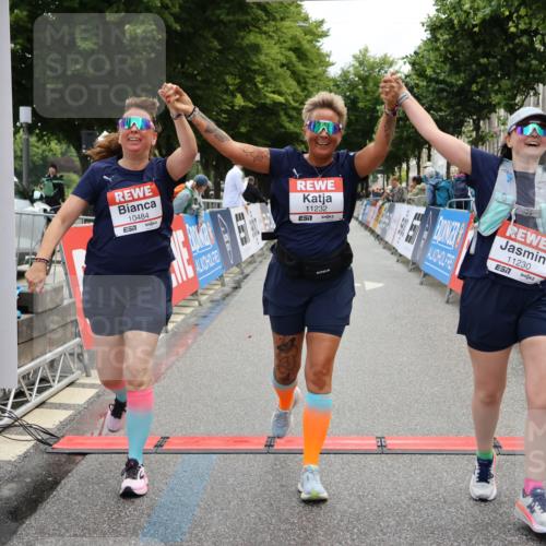 14.06.2026 - REWE Women's Run Strokosch-Dieckow http://msf.ph/oto/9788108 14.06.2026 10:27:03 Ziel 10484, 11230, 11232 meine-sportfotos.de