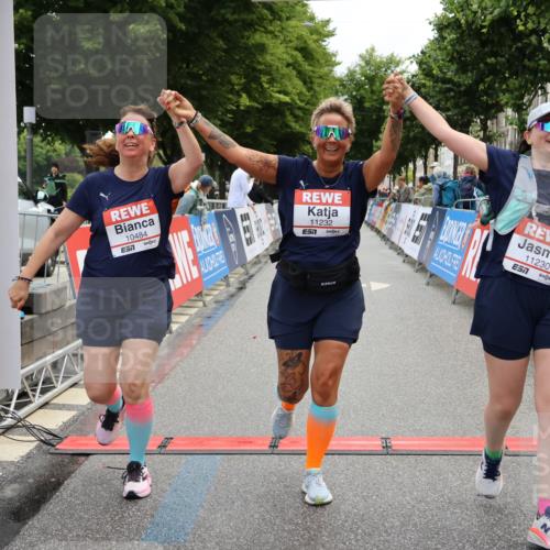 14.06.2026 - REWE Women's Run Strokosch-Dieckow http://msf.ph/oto/9788109 14.06.2026 10:27:03 Ziel 10484, 11230, 11232 meine-sportfotos.de