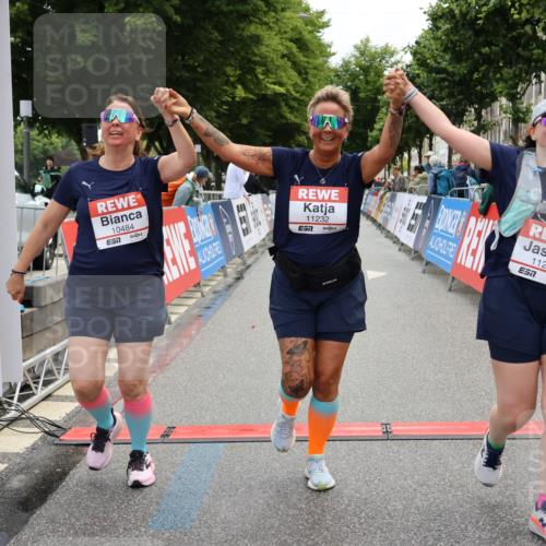 14.06.2026 - REWE Women's Run Strokosch-Dieckow http://msf.ph/oto/9788110 14.06.2026 10:27:03 Ziel 10484, 11230, 11232 meine-sportfotos.de