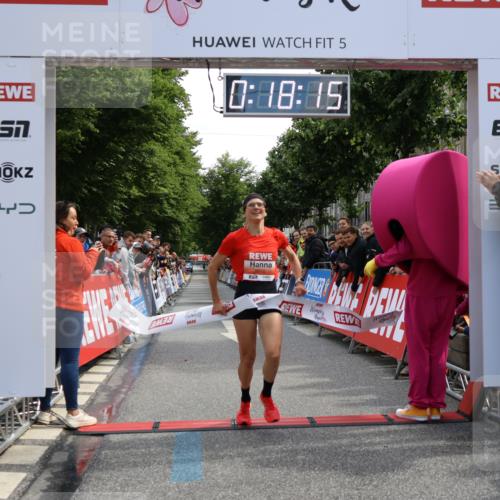 14.06.2026 - REWE Women's Run Strokosch-Dieckow http://msf.ph/oto/9788249 14.06.2026 10:48:43 Ziel 5910 meine-sportfotos.de