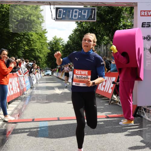 14.06.2026 - REWE Women's Run Strokosch-Dieckow http://msf.ph/oto/9788277 14.06.2026 10:49:09 Ziel 5737, 5906 meine-sportfotos.de