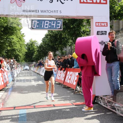 14.06.2026 - REWE Women's Run Strokosch-Dieckow http://msf.ph/oto/9788278 14.06.2026 10:49:11 Ziel 5737, 5906 meine-sportfotos.de