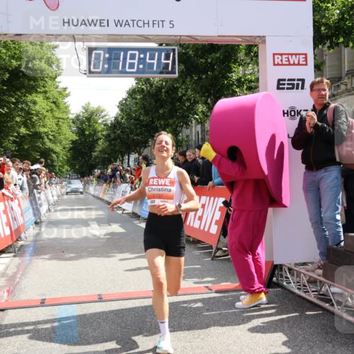 14.06.2026 - REWE Women's Run Strokosch-Dieckow http://msf.ph/oto/9788286 14.06.2026 10:49:12 Ziel 5737, 5906 meine-sportfotos.de