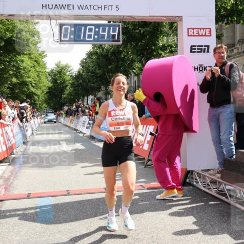14.06.2026 - REWE Women's Run Strokosch-Dieckow http://msf.ph/oto/9788288 14.06.2026 10:49:12 Ziel 5737, 5906 meine-sportfotos.de
