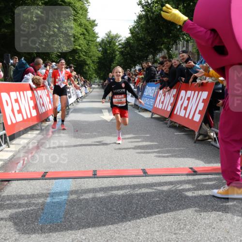 14.06.2026 - REWE Women's Run Strokosch-Dieckow http://msf.ph/oto/9788305 14.06.2026 10:50:12 Ziel 5504, 6063 meine-sportfotos.de