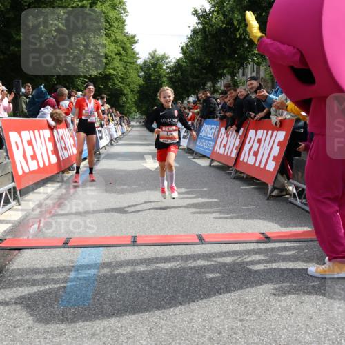 14.06.2026 - REWE Women's Run Strokosch-Dieckow http://msf.ph/oto/9788307 14.06.2026 10:50:13 Ziel 5504, 6063 meine-sportfotos.de