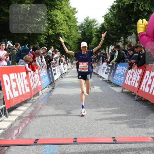 14.06.2026 - REWE Women's Run Strokosch-Dieckow http://msf.ph/oto/9788350 14.06.2026 10:51:15 Ziel 5007, 5068 meine-sportfotos.de