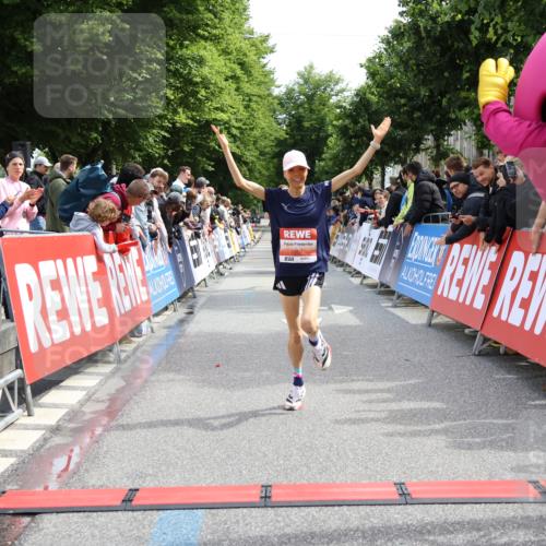 14.06.2026 - REWE Women's Run Strokosch-Dieckow http://msf.ph/oto/9788352 14.06.2026 10:51:15 Ziel 5007, 5068 meine-sportfotos.de