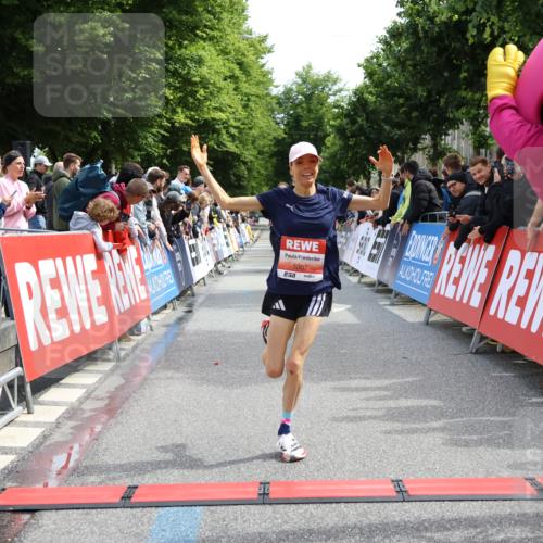 14.06.2026 - REWE Women's Run Strokosch-Dieckow http://msf.ph/oto/9788356 14.06.2026 10:51:15 Ziel 5007, 5068 meine-sportfotos.de