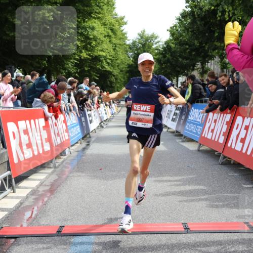 14.06.2026 - REWE Women's Run Strokosch-Dieckow http://msf.ph/oto/9788359 14.06.2026 10:51:15 Ziel 5007, 5068 meine-sportfotos.de