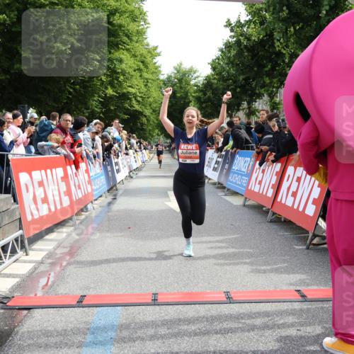 14.06.2026 - REWE Women's Run Strokosch-Dieckow http://msf.ph/oto/9788363 14.06.2026 10:51:18 Ziel 5007, 5068 meine-sportfotos.de