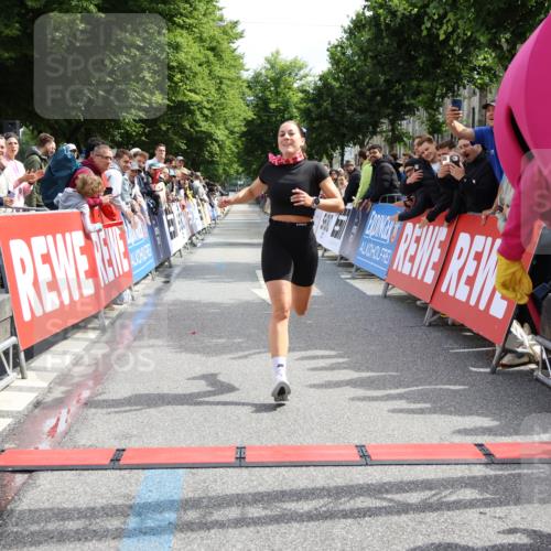 14.06.2026 - REWE Women's Run Strokosch-Dieckow http://msf.ph/oto/9788389 14.06.2026 10:51:30 Ziel 5263, 6049 meine-sportfotos.de