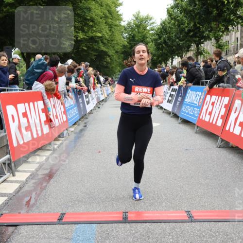 14.06.2026 - REWE Women's Run Strokosch-Dieckow http://msf.ph/oto/9788459 14.06.2026 10:52:57 Ziel 5231, 5336 meine-sportfotos.de