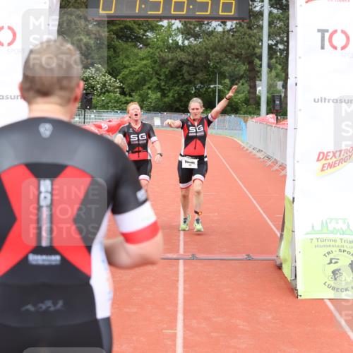 14.06.2026 - 7 Türme Triathlon Andreas Tolksdorf http://msf.ph/oto/9799212 14.06.2026 12:06:56 Ziel 485, 486 meine-sportfotos.de