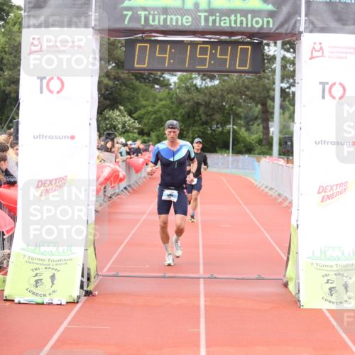 14.06.2026 - 7 Türme Triathlon Andreas Tolksdorf http://msf.ph/oto/9799463 14.06.2026 15:19:38 Ziel 977, 1113 meine-sportfotos.de