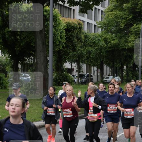 14.06.2026 - REWE Women's Run Jannik Wohlers http://msf.ph/oto/9800060 14.06.2026 10:40:05 Laufen 5826, 51, 5782, 5929 meine-sportfotos.de