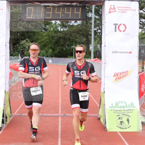 14.06.2026 - 7 Türme Triathlon Andreas Tolksdorf http://msf.ph/oto/9802115 14.06.2026 12:04:43 Ziel 426, 427 meine-sportfotos.de