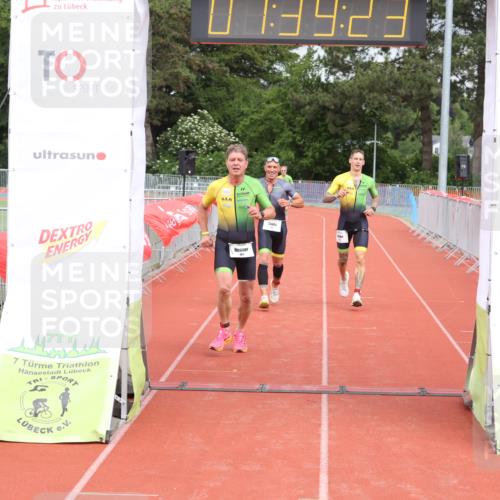 14.06.2026 - 7 Türme Triathlon Andreas Tolksdorf http://msf.ph/oto/9802200 14.06.2026 12:09:22 Ziel 460, 461, 463 meine-sportfotos.de