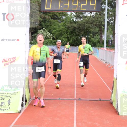 14.06.2026 - 7 Türme Triathlon Andreas Tolksdorf http://msf.ph/oto/9802211 14.06.2026 12:09:23 Ziel 460, 461, 463 meine-sportfotos.de