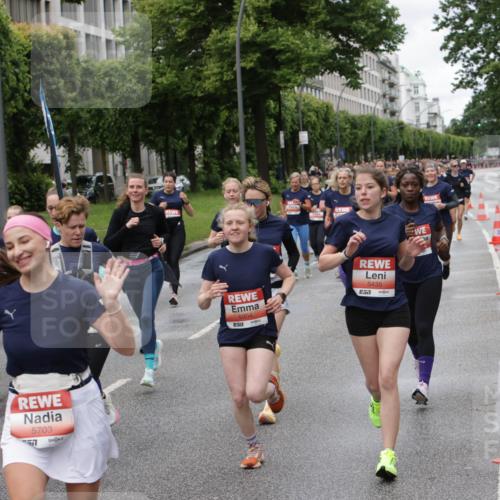 14.06.2026 - REWE Women's Run Jannik Wohlers http://msf.ph/oto/9804873 14.06.2026 10:39:02 Laufen 5703, 57, 5904, 851, 5435, 7 meine-sportfotos.de