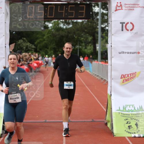 14.06.2026 - 7 Türme Triathlon Andreas Tolksdorf http://msf.ph/oto/9806485 14.06.2026 16:04:51 Ziel 946, 1700, 1717 meine-sportfotos.de
