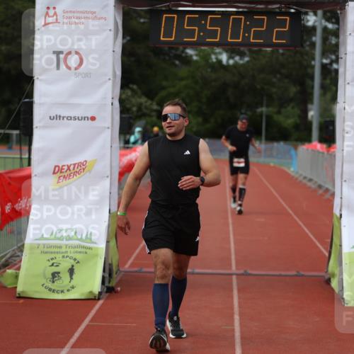 14.06.2026 - 7 Türme Triathlon Andreas Tolksdorf http://msf.ph/oto/9809476 14.06.2026 16:50:21 Ziel 694, 766 meine-sportfotos.de
