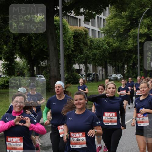 14.06.2026 - REWE Women's Run Jannik Wohlers http://msf.ph/oto/9814355 14.06.2026 10:40:36 Laufen 5689, 5297, 5144, 7, 5143 meine-sportfotos.de