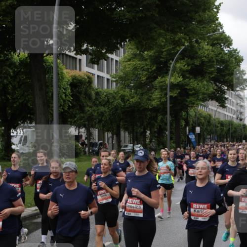 14.06.2026 - REWE Women's Run Jannik Wohlers http://msf.ph/oto/9814555 14.06.2026 10:41:17 Laufen 7, 00, 5177, 7, 7, 57 meine-sportfotos.de