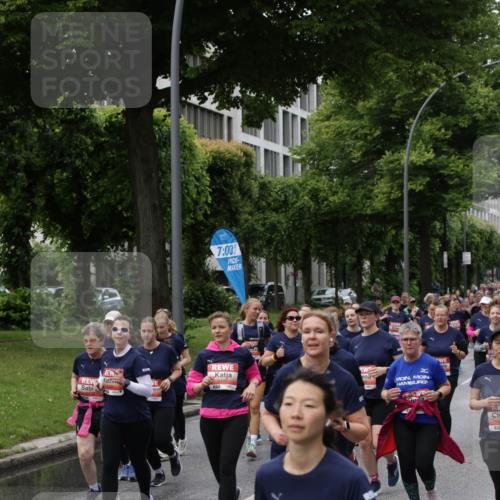 14.06.2026 - REWE Women's Run Jannik Wohlers http://msf.ph/oto/9814606 14.06.2026 10:41:28 Laufen 7, 00, 57, 5367 meine-sportfotos.de