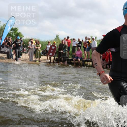 21.06.2026 - Viking Triathlon Michael Strokosch http://msf.ph/oto/9821270 21.06.2026 10:05:23 Schwimmen 33, 86, 88, 198, 211, 230, 302, 308, 330, 331, 341, 414, 452, 459, 472, 493, 519, 601, 617, 632 meine-sportfotos.de