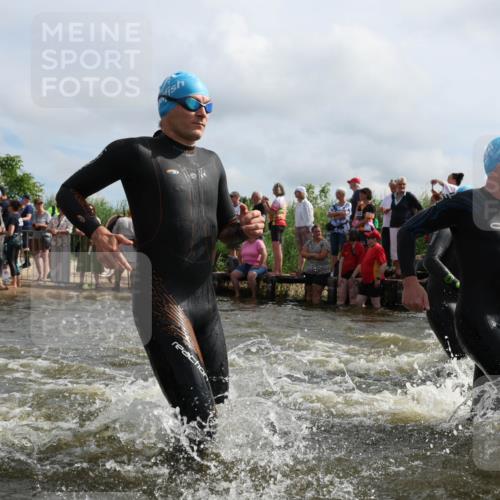 21.06.2026 - Viking Triathlon Michael Strokosch http://msf.ph/oto/9821401 21.06.2026 10:06:28 Schwimmen 56, 72, 85, 151, 177, 184, 188, 212, 274, 415, 445, 489, 522, 533, 539, 577, 603, 616, 619 meine-sportfotos.de