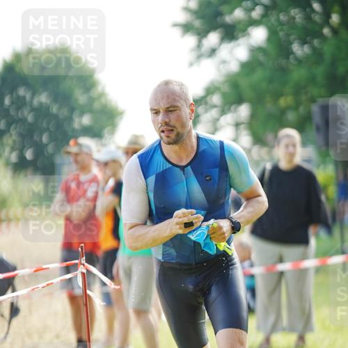 21.06.2026 - 29. Vierlanden-Triathlon LAZAROV Photography http://msf.ph/oto/9840023 21.06.2026 08:53:35 Schwimmen 70 meine-sportfotos.de