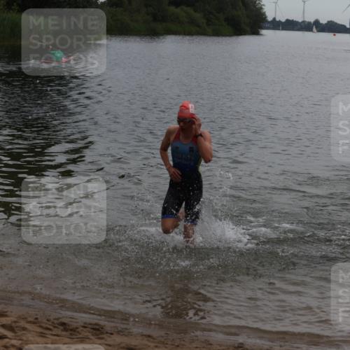 21.06.2026 - 29. Vierlanden-Triathlon Andreas Tolksdorf http://msf.ph/oto/9847917 21.06.2026 09:52:18 Schwimmen 370, 375 meine-sportfotos.de