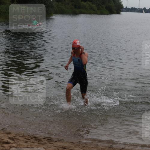 21.06.2026 - 29. Vierlanden-Triathlon Andreas Tolksdorf http://msf.ph/oto/9847939 21.06.2026 09:52:18 Schwimmen 370, 375 meine-sportfotos.de