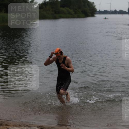 21.06.2026 - 29. Vierlanden-Triathlon Andreas Tolksdorf http://msf.ph/oto/9848110 21.06.2026 09:53:39 Schwimmen 390 meine-sportfotos.de