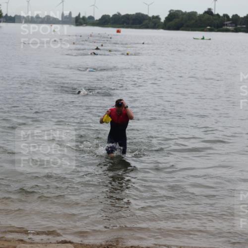 21.06.2026 - 29. Vierlanden-Triathlon Andreas Tolksdorf http://msf.ph/oto/9848586 21.06.2026 09:55:05 Schwimmen 324, 337, 367, 379 meine-sportfotos.de