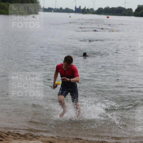 21.06.2026 - 29. Vierlanden-Triathlon Andreas Tolksdorf http://msf.ph/oto/9848632 21.06.2026 09:55:07 Schwimmen 324, 337, 367, 379 meine-sportfotos.de